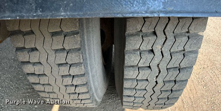 image for item DS8804 2005 International 4300  de-icer truck