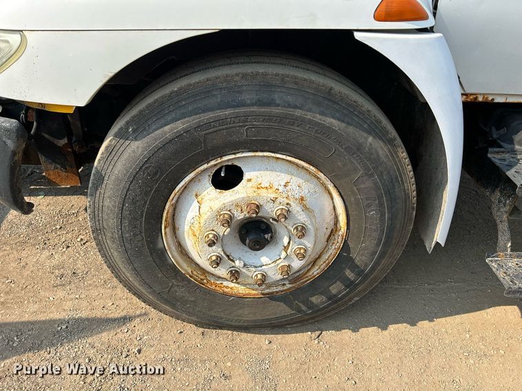 image for item DS8804 2005 International 4300  de-icer truck