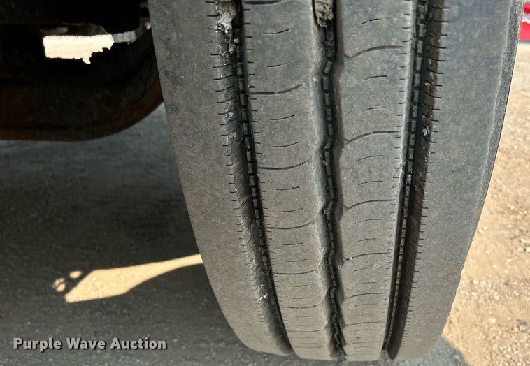 image for item DS8804 2005 International 4300  de-icer truck