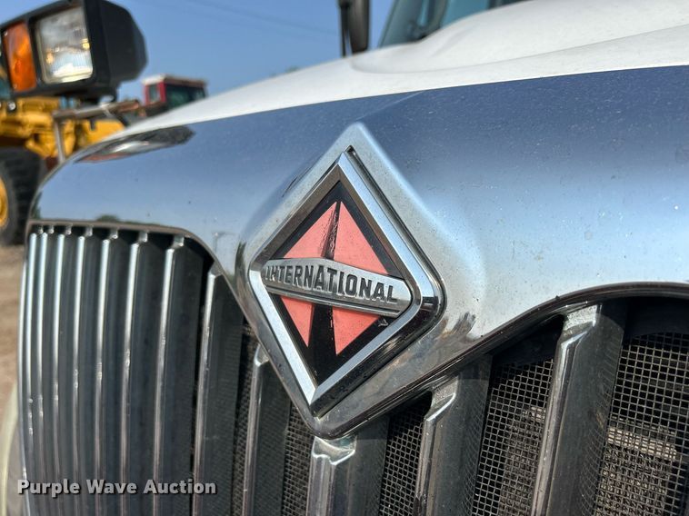 image for item DS8804 2005 International 4300  de-icer truck