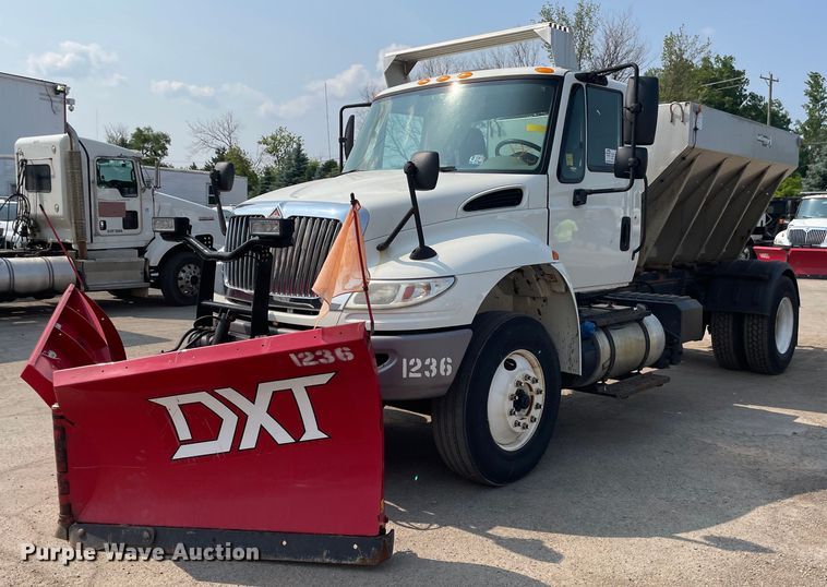 image for item DS8805 2016 International DuraStar 4300  spreader truck