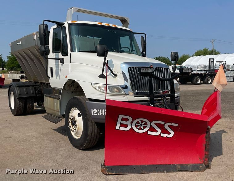 image for item DS8805 2016 International DuraStar 4300  spreader truck