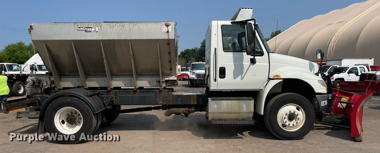 image for item DS8805 2016 International DuraStar 4300  spreader truck