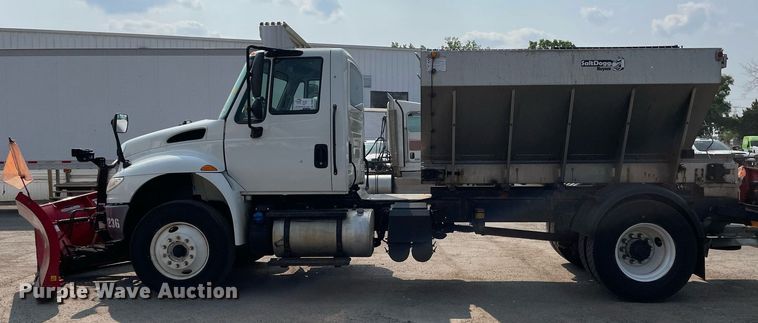 image for item DS8805 2016 International DuraStar 4300  spreader truck