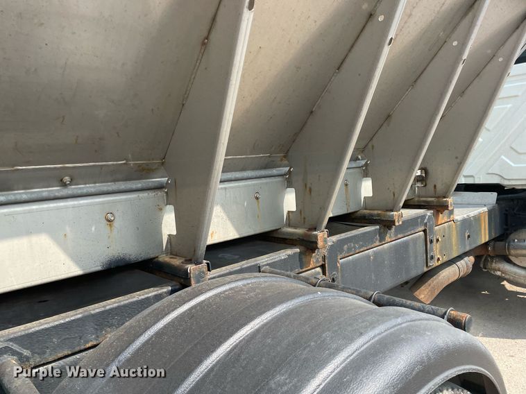 image for item DS8805 2016 International DuraStar 4300  spreader truck