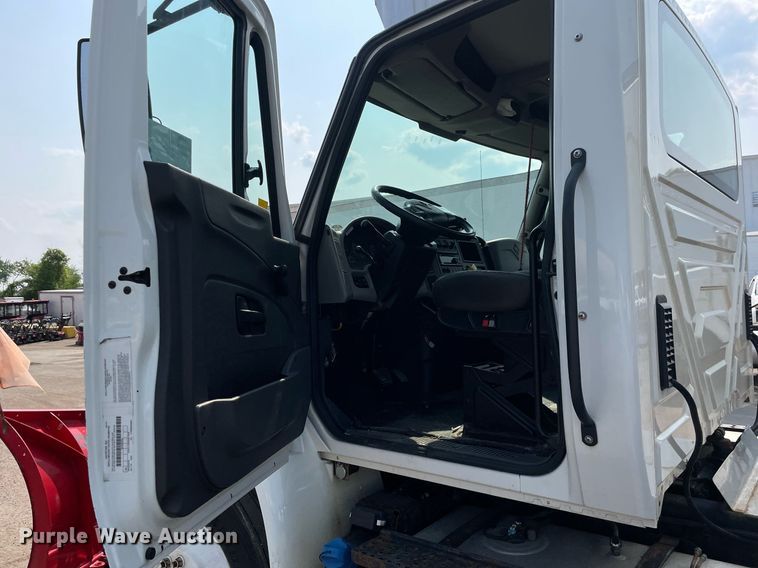 image for item DS8805 2016 International DuraStar 4300  spreader truck