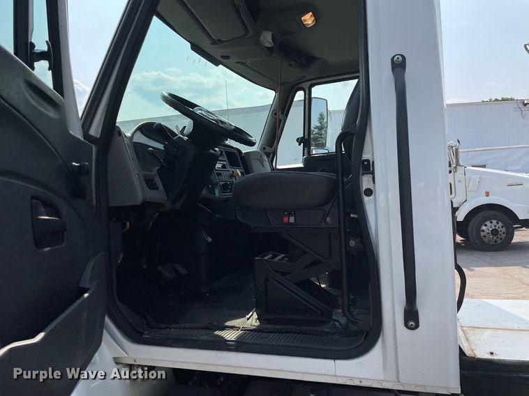 image for item DS8805 2016 International DuraStar 4300  spreader truck