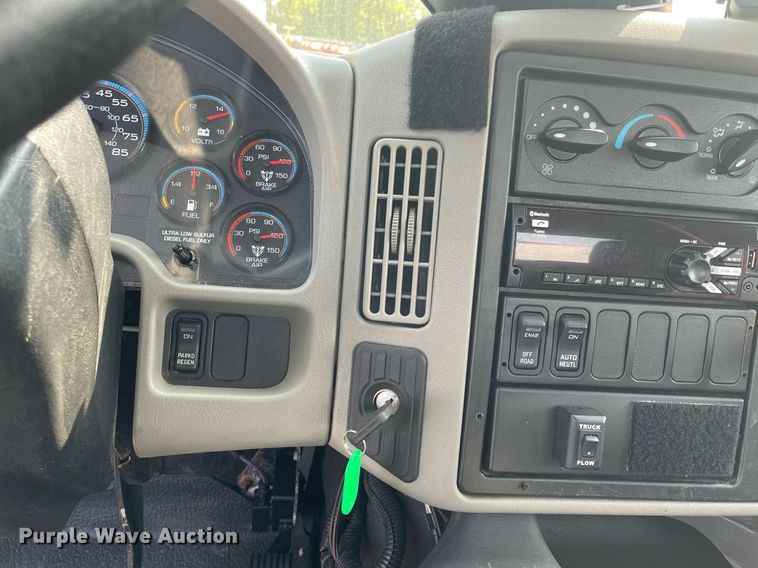 image for item DS8805 2016 International DuraStar 4300  spreader truck