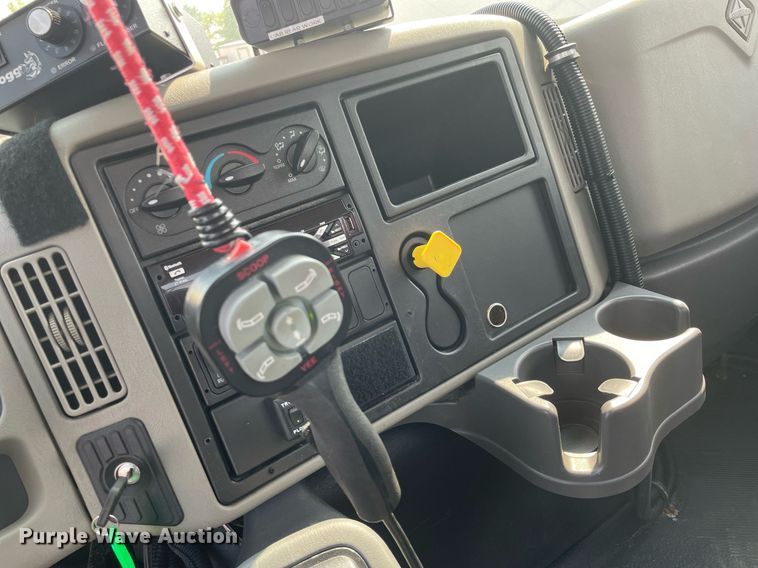 image for item DS8805 2016 International DuraStar 4300  spreader truck