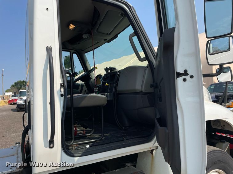 image for item DS8805 2016 International DuraStar 4300  spreader truck