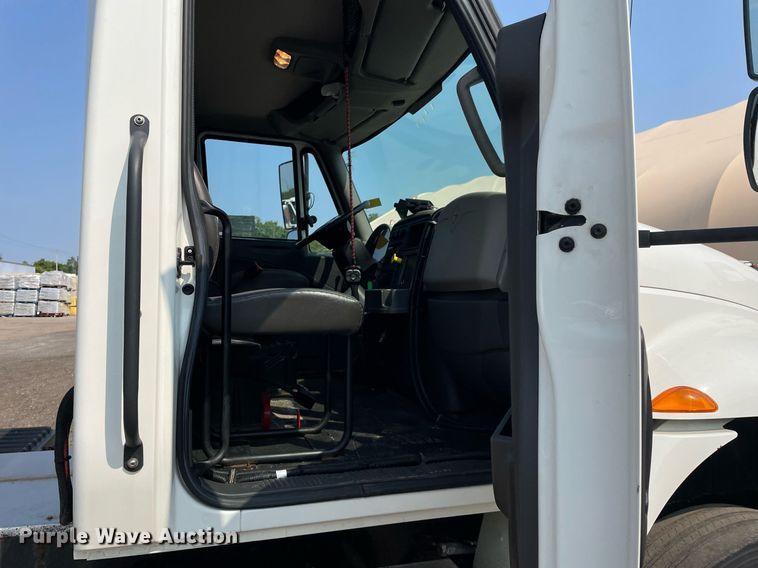 image for item DS8805 2016 International DuraStar 4300  spreader truck