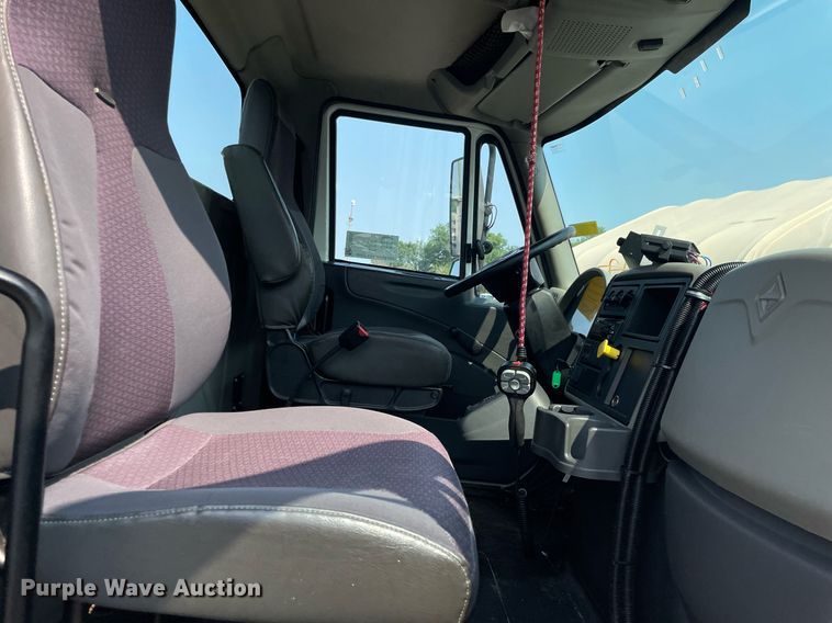 image for item DS8805 2016 International DuraStar 4300  spreader truck