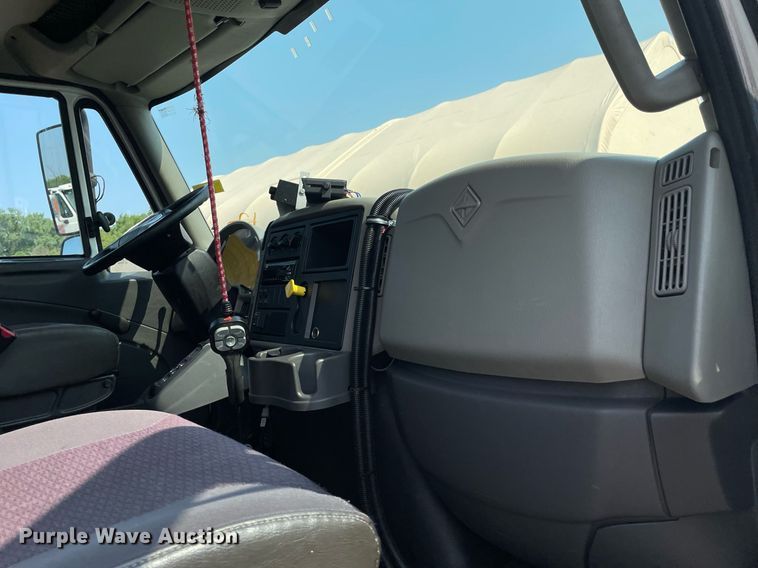 image for item DS8805 2016 International DuraStar 4300  spreader truck