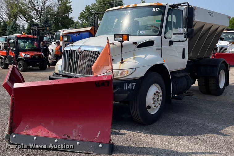 image for item DS8806 2009 International DuraStar 4300  spreader truck