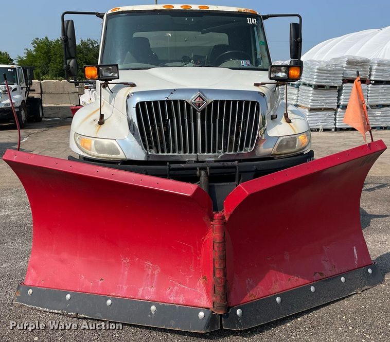 image for item DS8806 2009 International DuraStar 4300  spreader truck