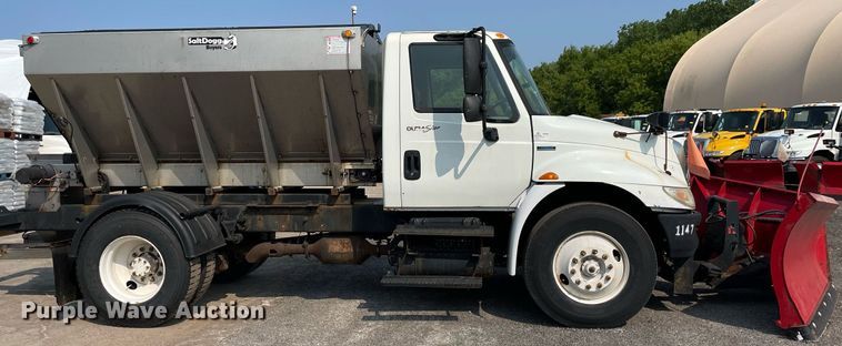 image for item DS8806 2009 International DuraStar 4300  spreader truck