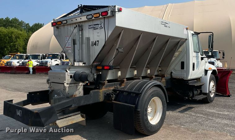 image for item DS8806 2009 International DuraStar 4300  spreader truck