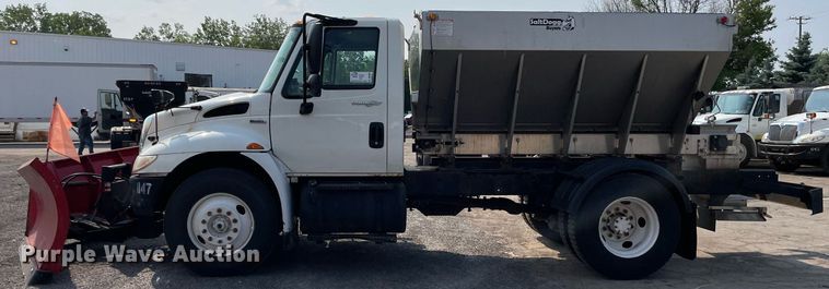 image for item DS8806 2009 International DuraStar 4300  spreader truck