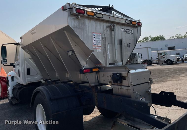 image for item DS8806 2009 International DuraStar 4300  spreader truck