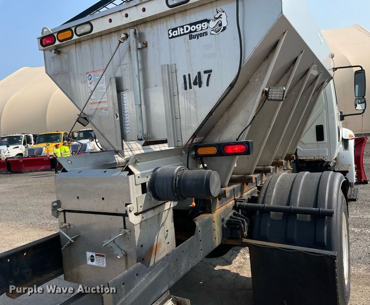 image for item DS8806 2009 International DuraStar 4300  spreader truck