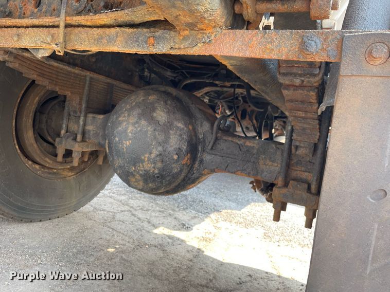 image for item DS8806 2009 International DuraStar 4300  spreader truck