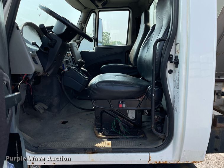 image for item DS8806 2009 International DuraStar 4300  spreader truck