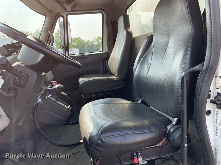 image for item DS8806 2009 International DuraStar 4300  spreader truck