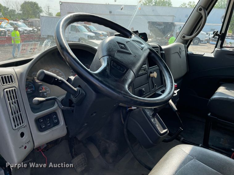 image for item DS8806 2009 International DuraStar 4300  spreader truck