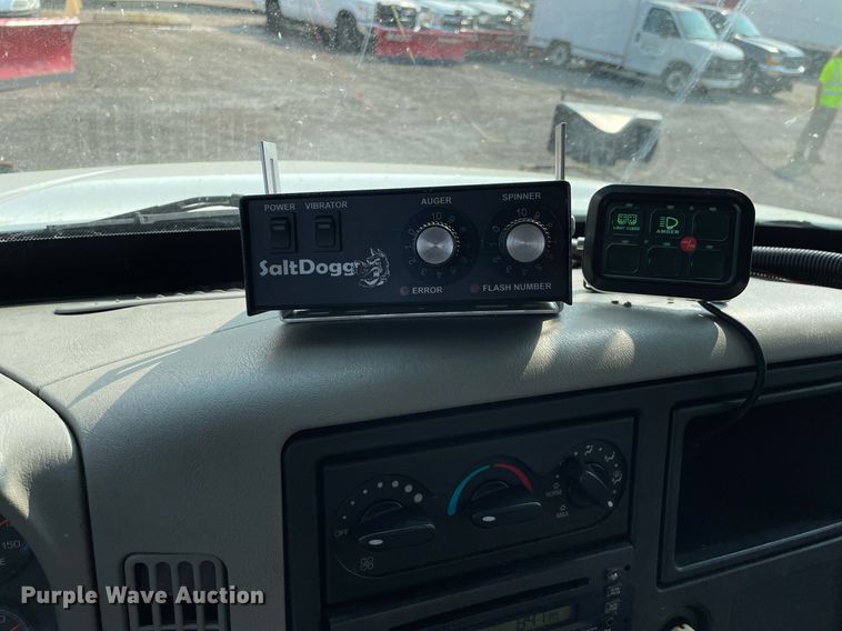 image for item DS8806 2009 International DuraStar 4300  spreader truck