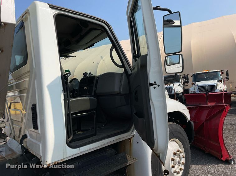 image for item DS8806 2009 International DuraStar 4300  spreader truck