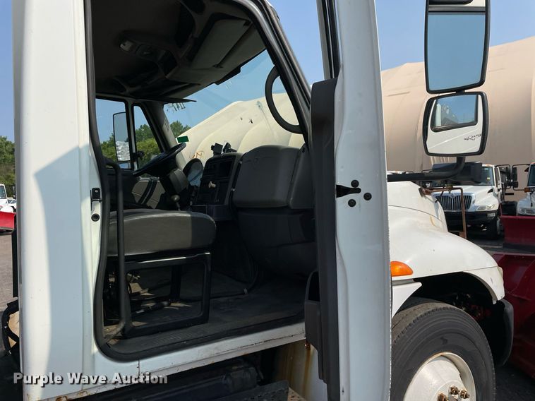 image for item DS8806 2009 International DuraStar 4300  spreader truck