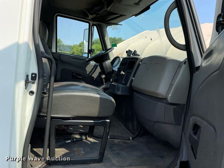 image for item DS8806 2009 International DuraStar 4300  spreader truck