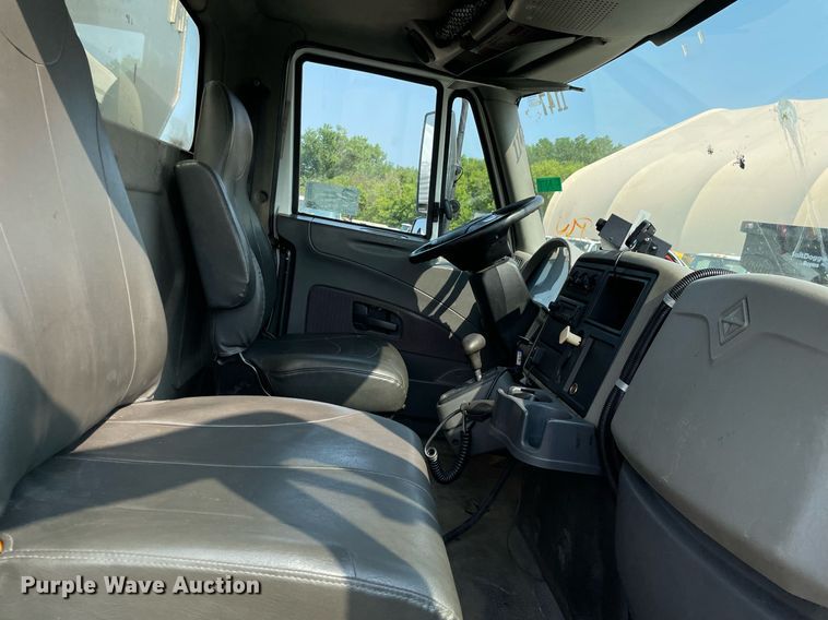 image for item DS8806 2009 International DuraStar 4300  spreader truck