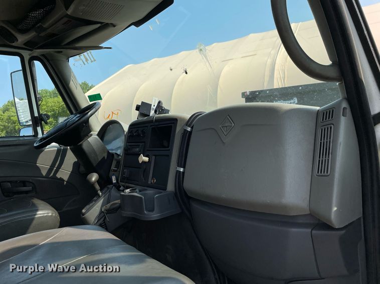 image for item DS8806 2009 International DuraStar 4300  spreader truck