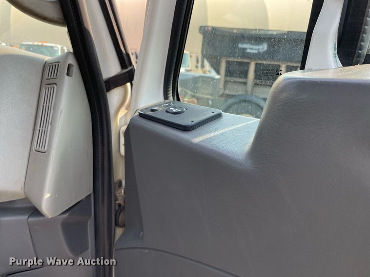 image for item DS8806 2009 International DuraStar 4300  spreader truck