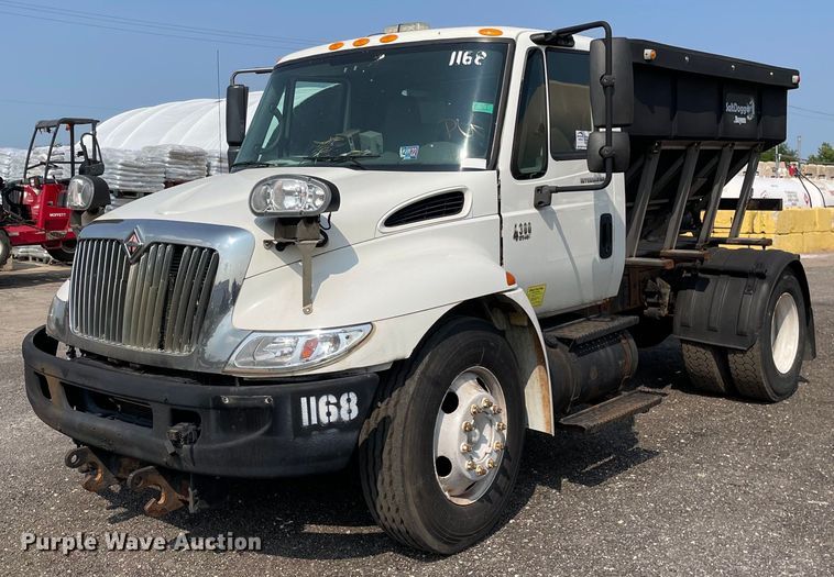 image for item DS8807 2006 International 4300  spreader truck