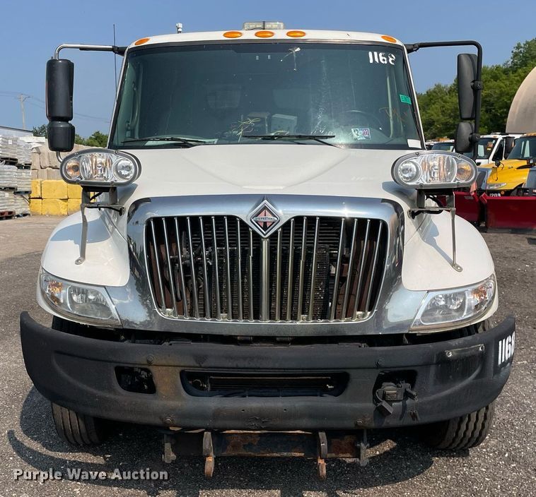 image for item DS8807 2006 International 4300  spreader truck