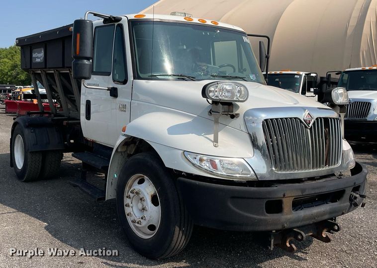 image for item DS8807 2006 International 4300  spreader truck