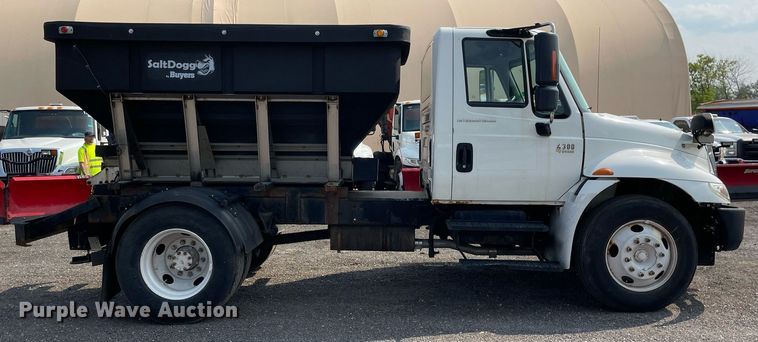 image for item DS8807 2006 International 4300  spreader truck