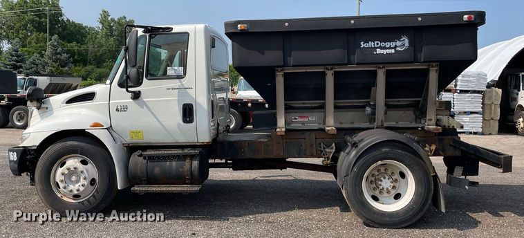 image for item DS8807 2006 International 4300  spreader truck