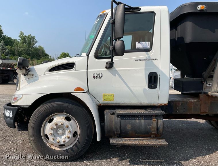 image for item DS8807 2006 International 4300  spreader truck