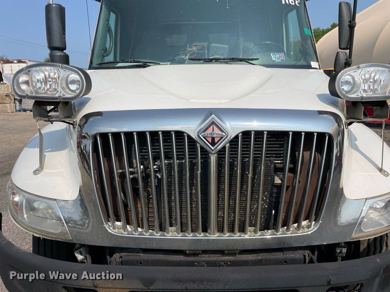 image for item DS8807 2006 International 4300  spreader truck