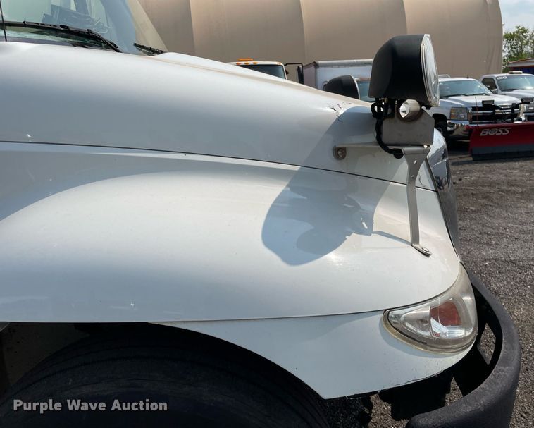 image for item DS8807 2006 International 4300  spreader truck