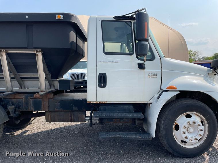 image for item DS8807 2006 International 4300  spreader truck