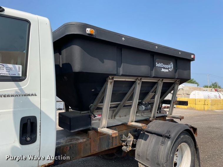 image for item DS8807 2006 International 4300  spreader truck
