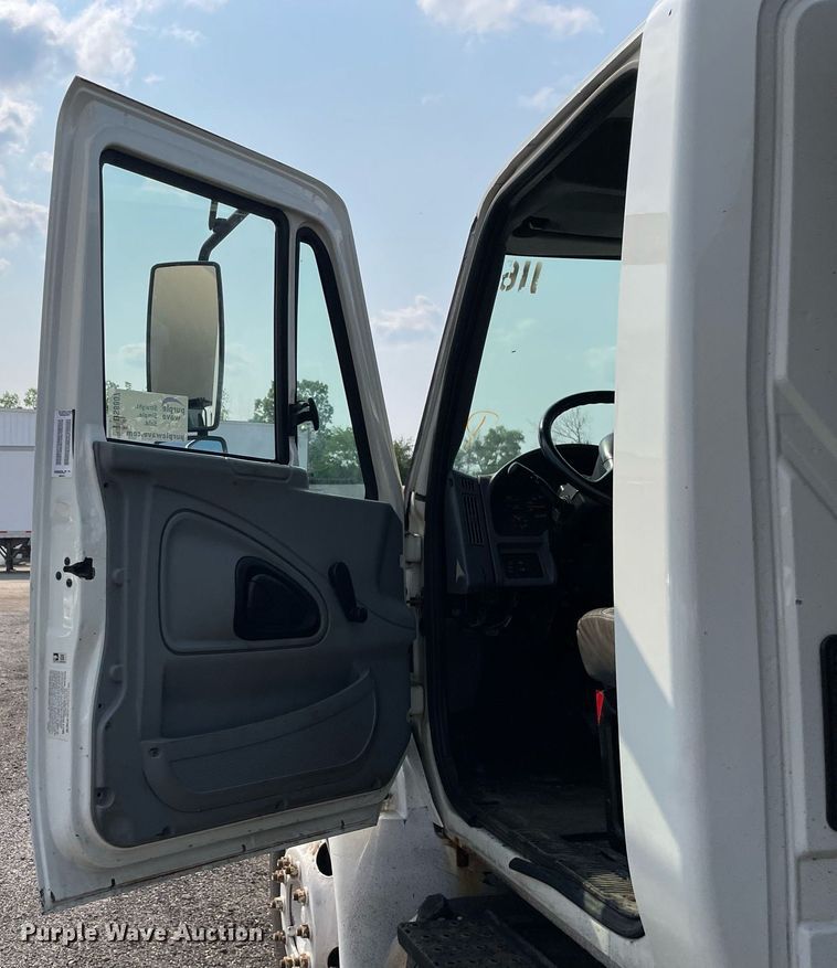 image for item DS8807 2006 International 4300  spreader truck