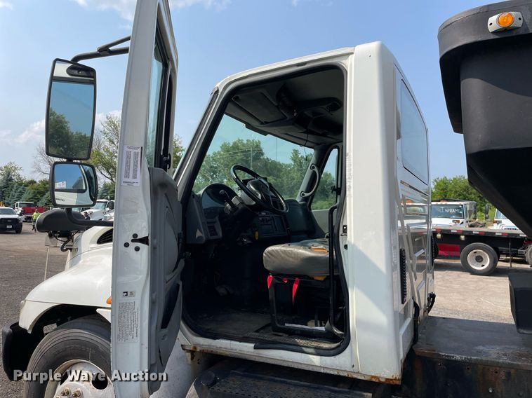 image for item DS8807 2006 International 4300  spreader truck