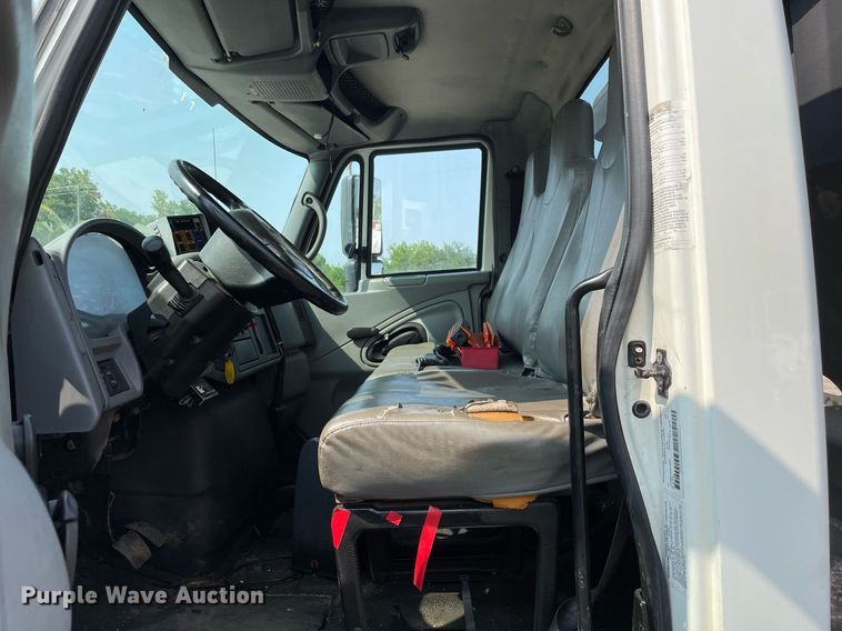 image for item DS8807 2006 International 4300  spreader truck