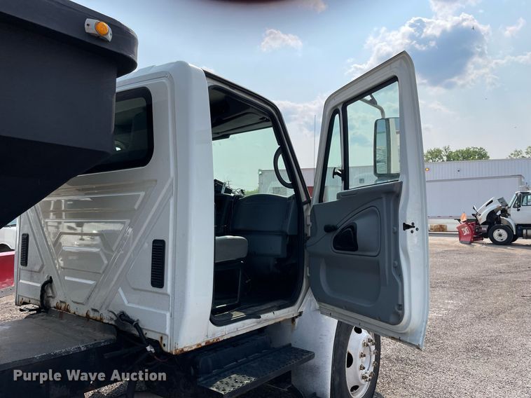 image for item DS8807 2006 International 4300  spreader truck