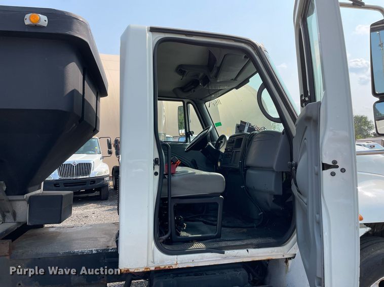 image for item DS8807 2006 International 4300  spreader truck